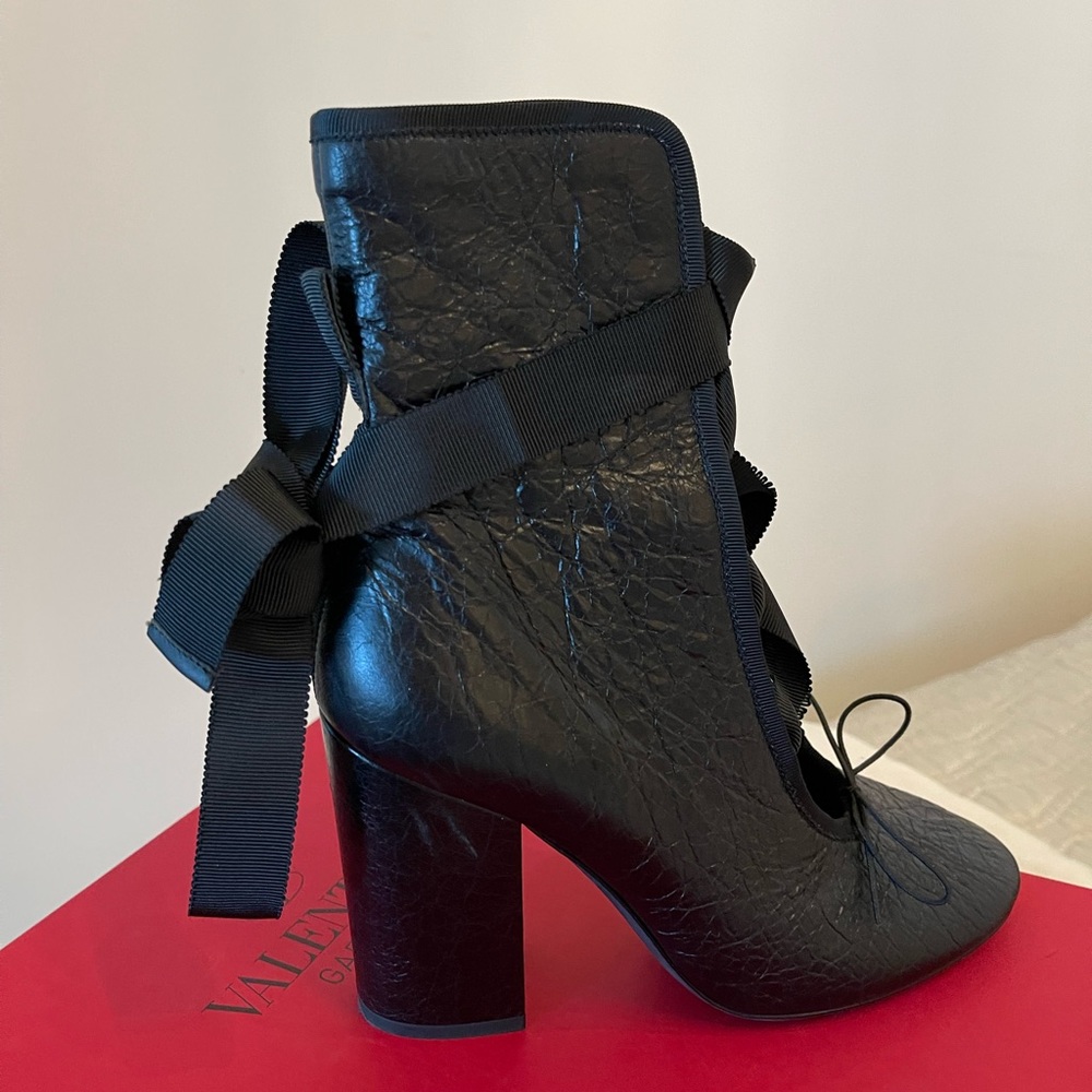 VALENTINO versatile lace up boots with medium heel